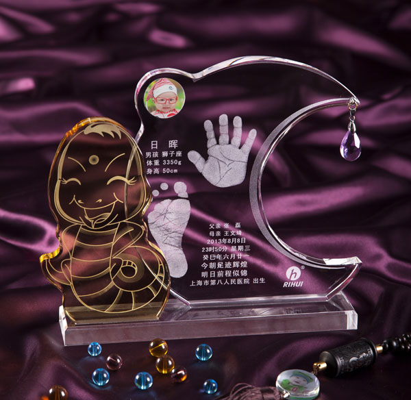 日暉笑逐顏開(kāi)手腳印