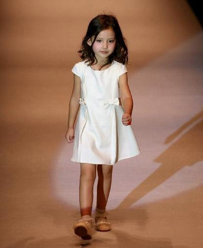 美孩子白色蝴蝶結(jié)連衣裙