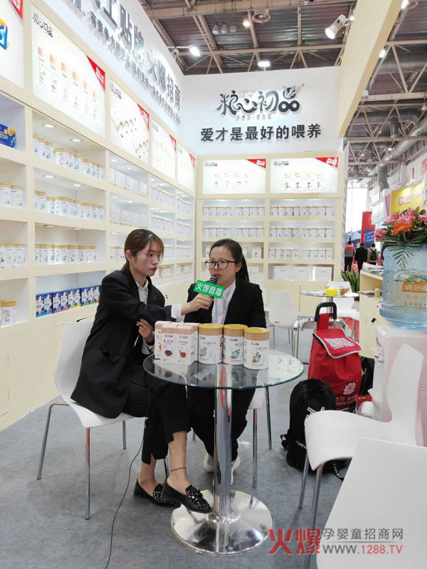 糧心初品品牌負責人接受火爆嬰童網(wǎng)現(xiàn)場直播采訪 糧心初品品牌負責人接受火爆嬰童網(wǎng)現(xiàn)場直播采訪